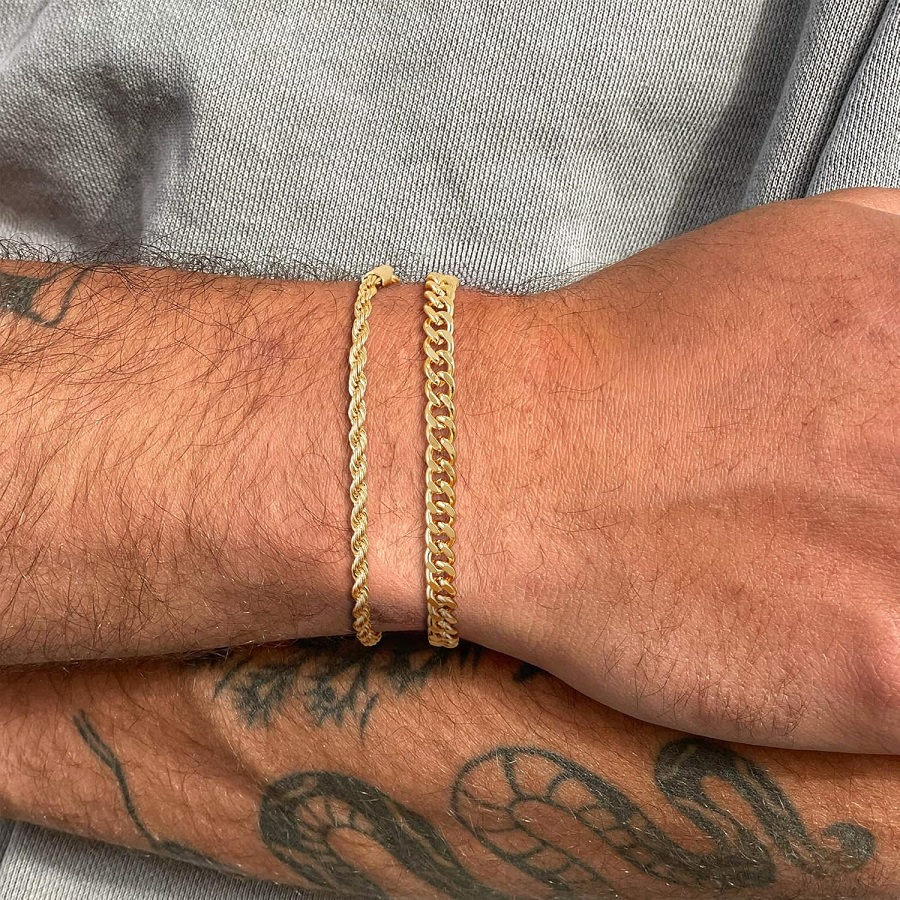 Gold Bracelet for Men: Outfit with Luxury and Sophistication